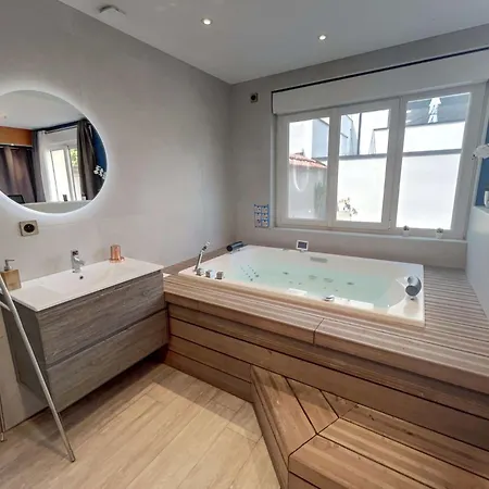 Appartement Avec Terrasse Privee - Jacuzzi, Sauna Cuisine Equipee Reims